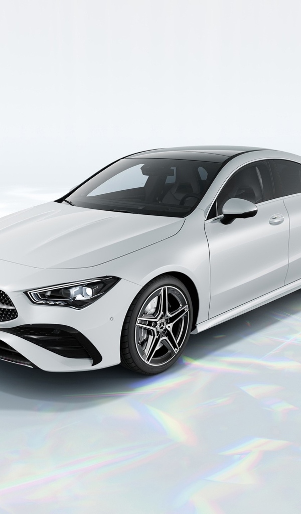 Белый автомобиль Mercedes-Benz CLA 260 4MATIC AMG Line
