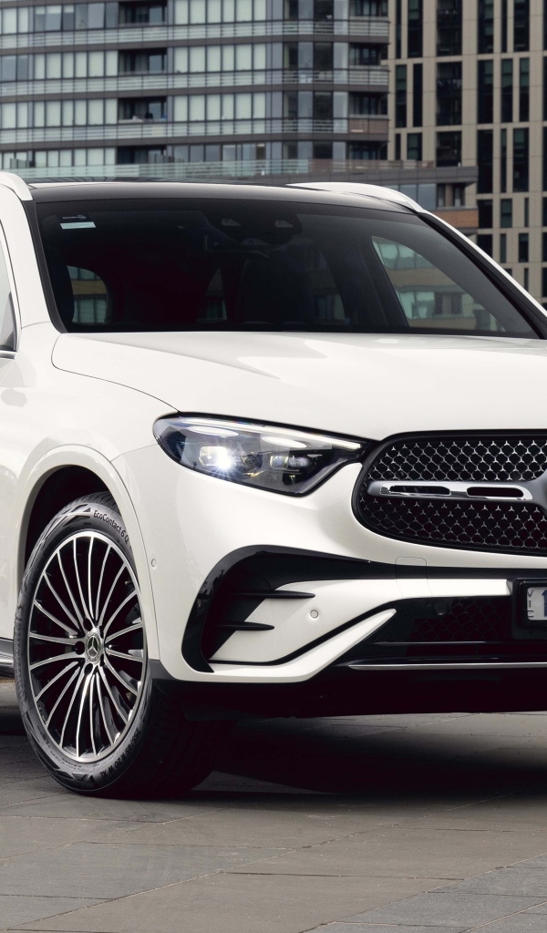 Белый автомобиль Mercedes-Benz GLC 300 4MATIC AMG Line 2023 года