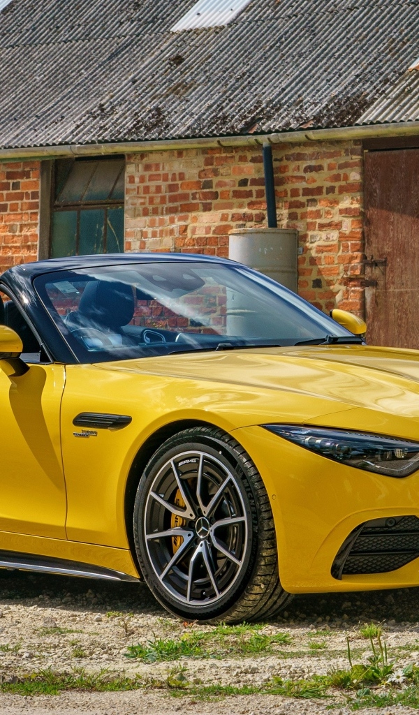 Желтый кабриолет Mercedes-AMG SL 43 2023  года