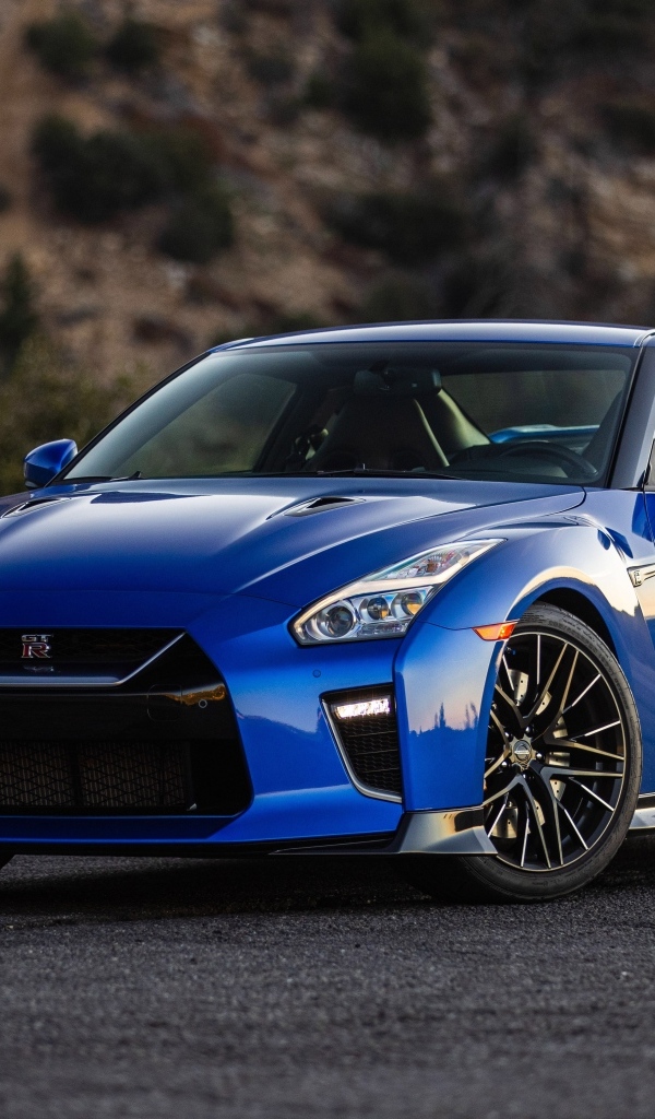 Синий автомобиль Nissan GT-R Premium