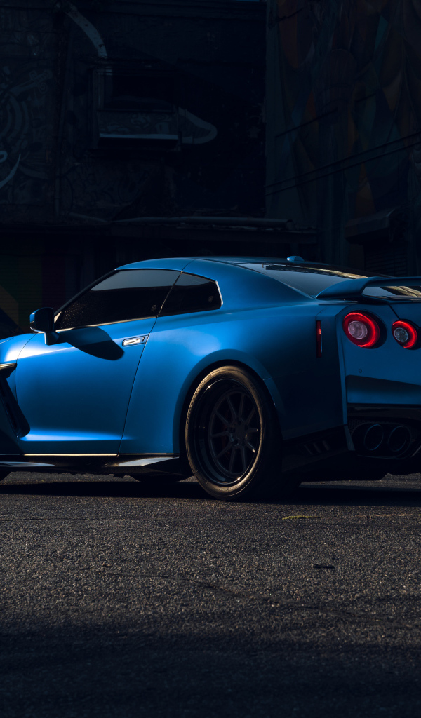 Автомобиль Nissan GT-R вид сзади