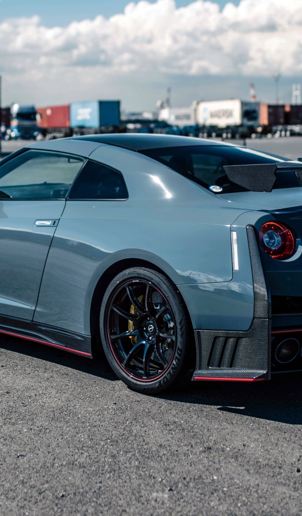 Автомобиль Nissan GT-R Nismo Special Edition вид сзади