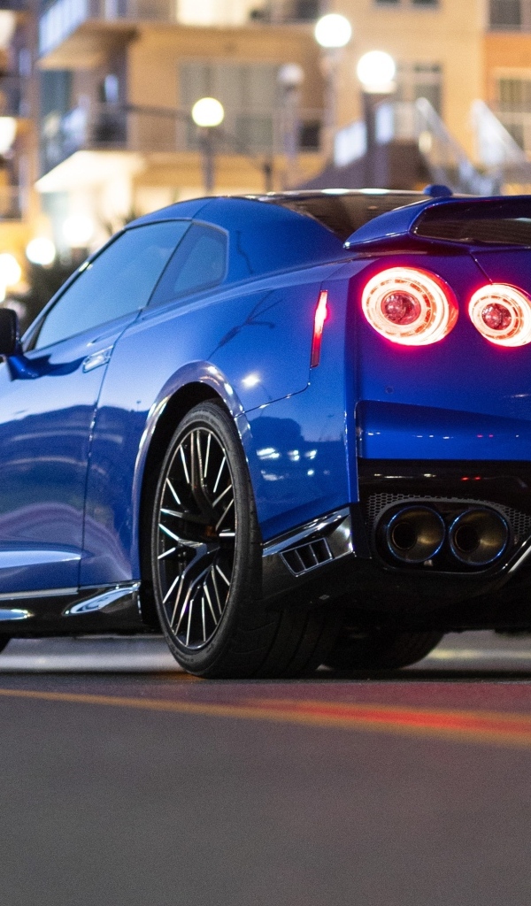 Вид сзади на автомобиль Nissan GT-R Premium