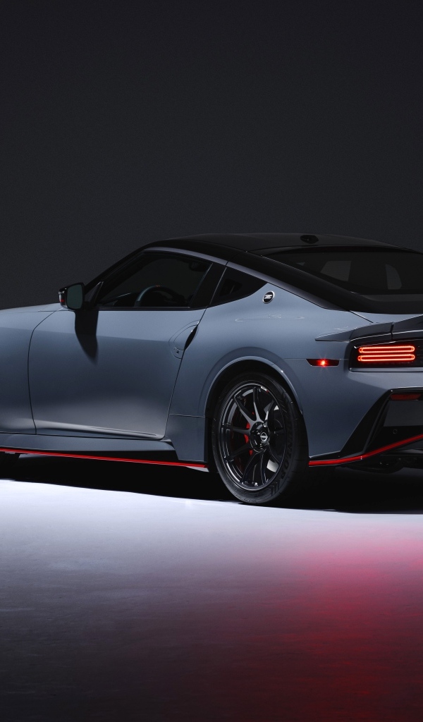 Вид сзади на автомобиль Nissan Z Nismo 2024 года