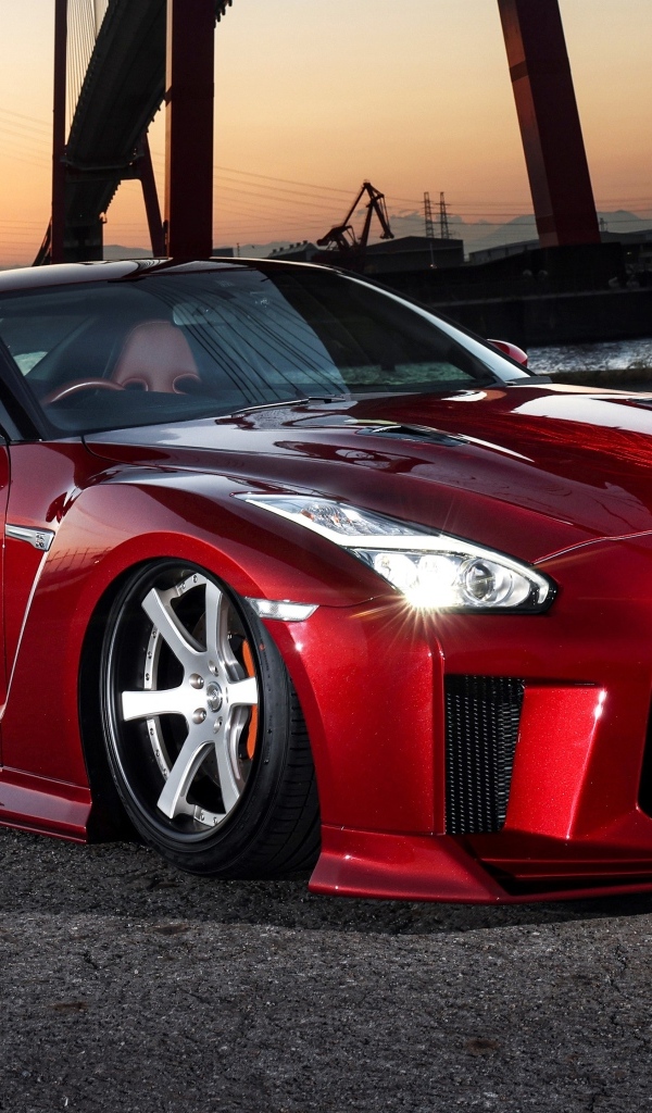 Красный быстрый автомобиль Nissan GTR 35R