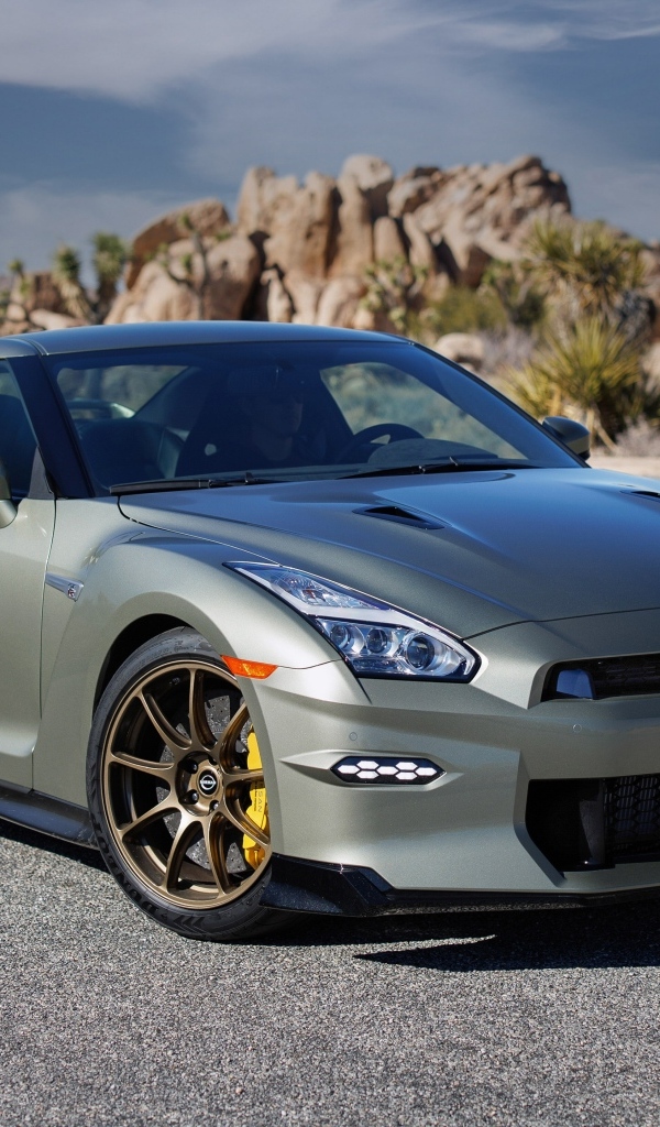 Серебристый автомобиль Nissan GT-R T-Spec 2024 года