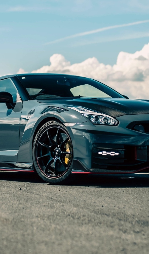 Стильный автомобиль Nissan GT-R Nismo  вид спереди