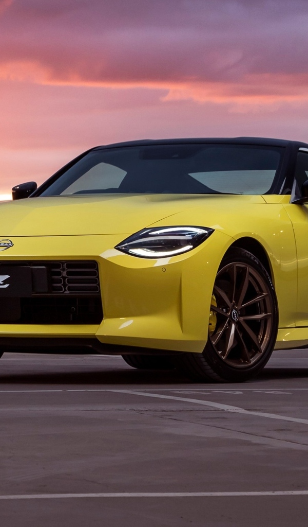 Желтый автомобиль Nissan Z на фоне неба