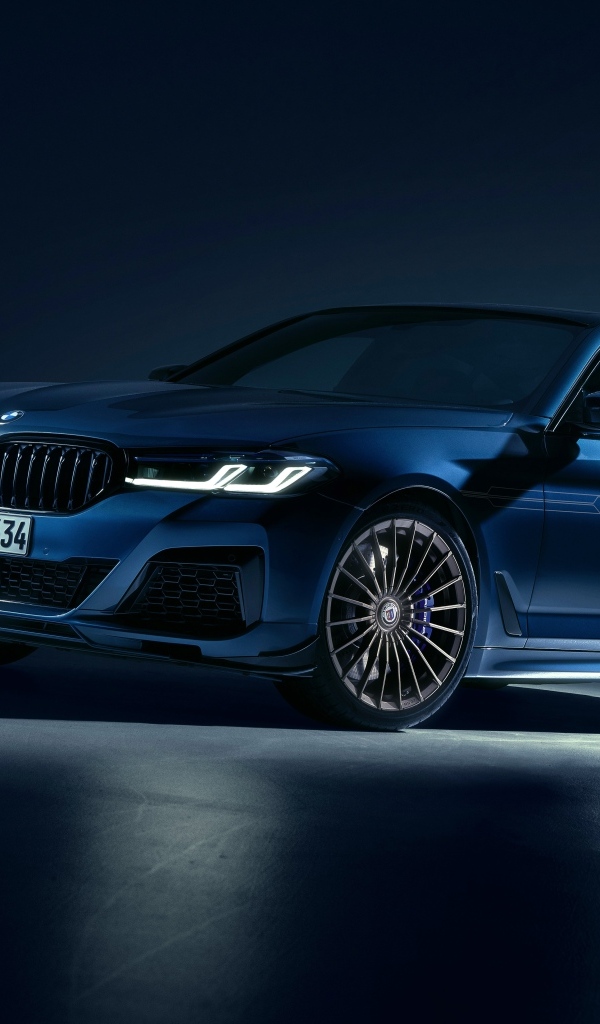 Синий автомобиль Alpina B5 GT 2023 года