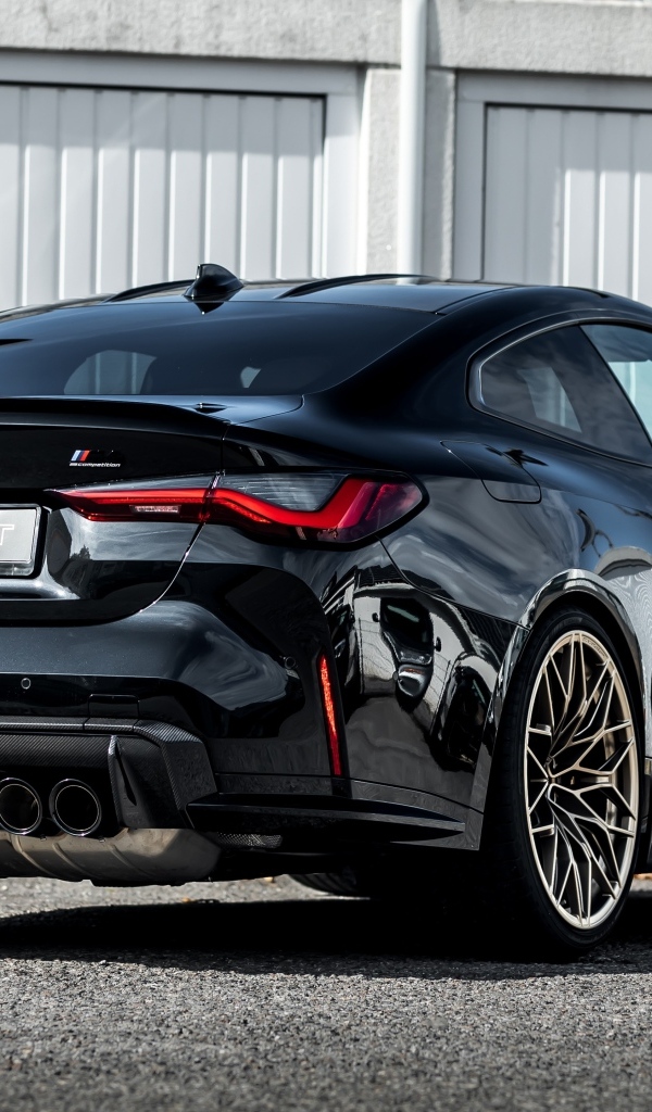 Черный автомобиль Manhart MH4 600 вид сзади