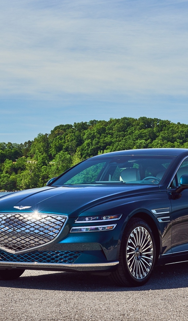 Синий автомобиль Genesis Electrified G80, 2023 года у воды