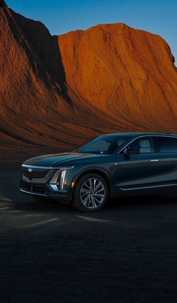 Автомобиль Cadillac Lyriq Tech 2023  в горах