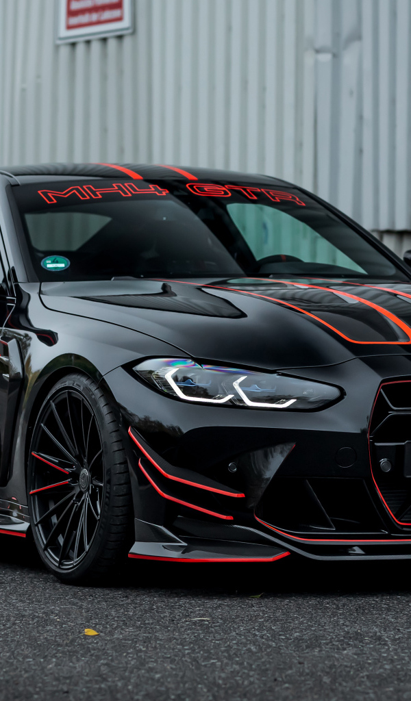 Автомобиль Manhart MH4 GTR II 2022 стоит у гаража