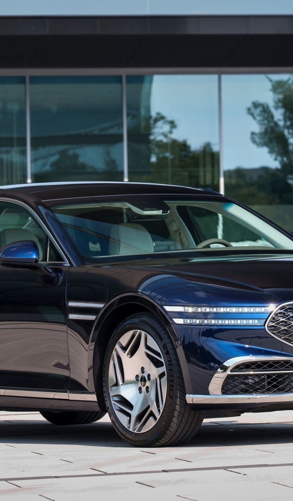 Стильный дорогой автомобиль Genesis G90 Long Wheelbase 2023 года у дома