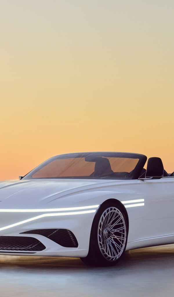 Белый автомобиль Genesis X  2023 года у моря