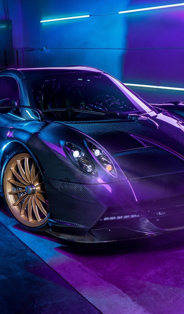 Черный автомобиль Pagani Huayra Roadster