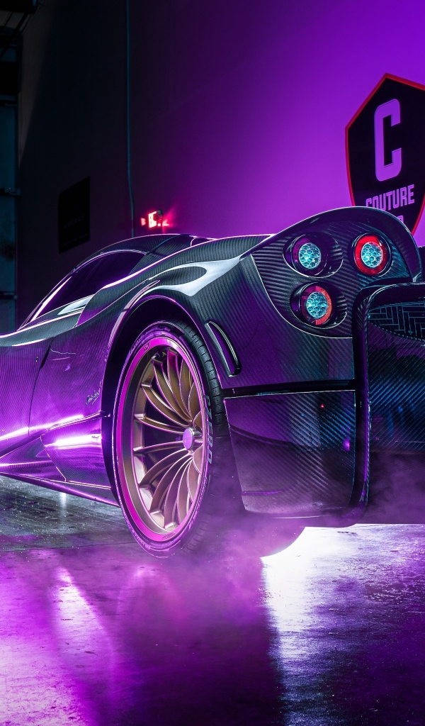 Автомобиль Pagani Huayra Roadster  в неоновом свете