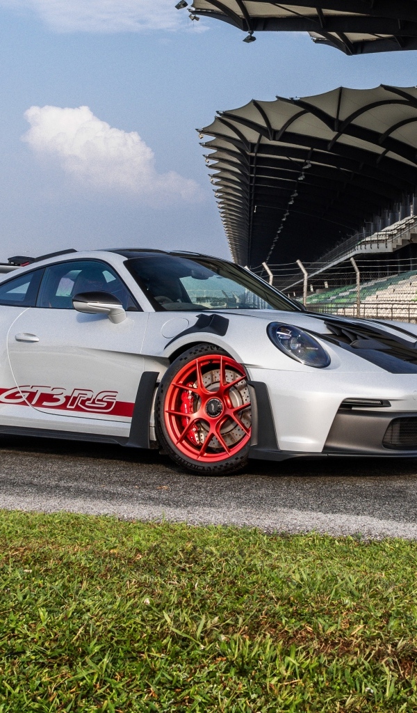 Гоночный автомобиль Porsche 911 GT3 RS Weissach Package 2023 года на трассе