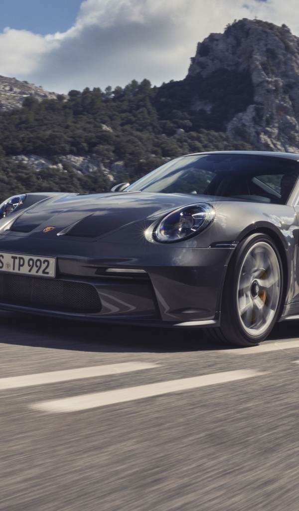 Автомобиль Porsche 911 GT3 Touring 2023 года на фоне гор