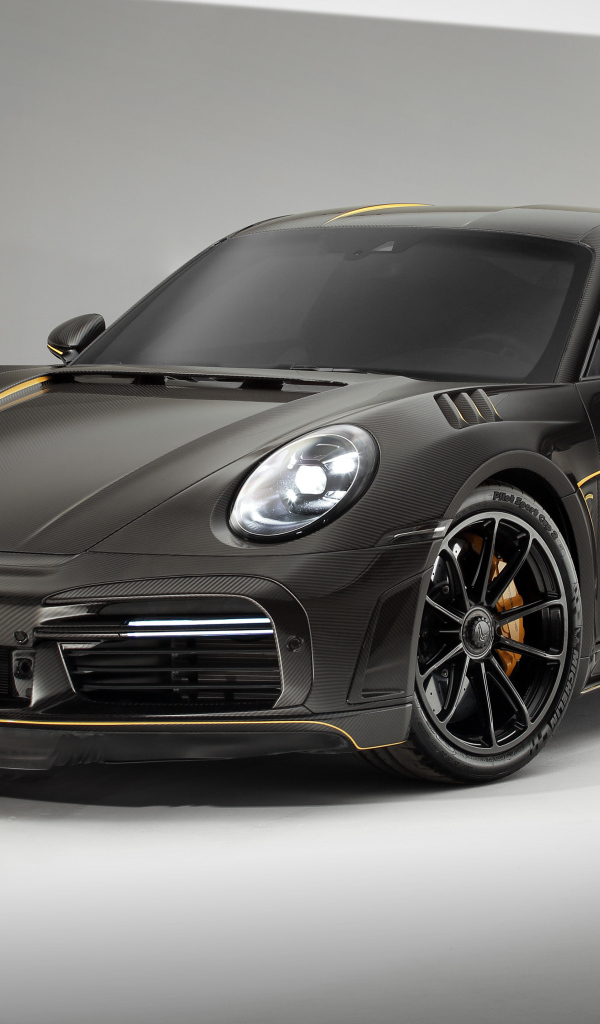 Авто Porsche 911 Turbo S Stinger GTR Carbon Edition на сером фоне 