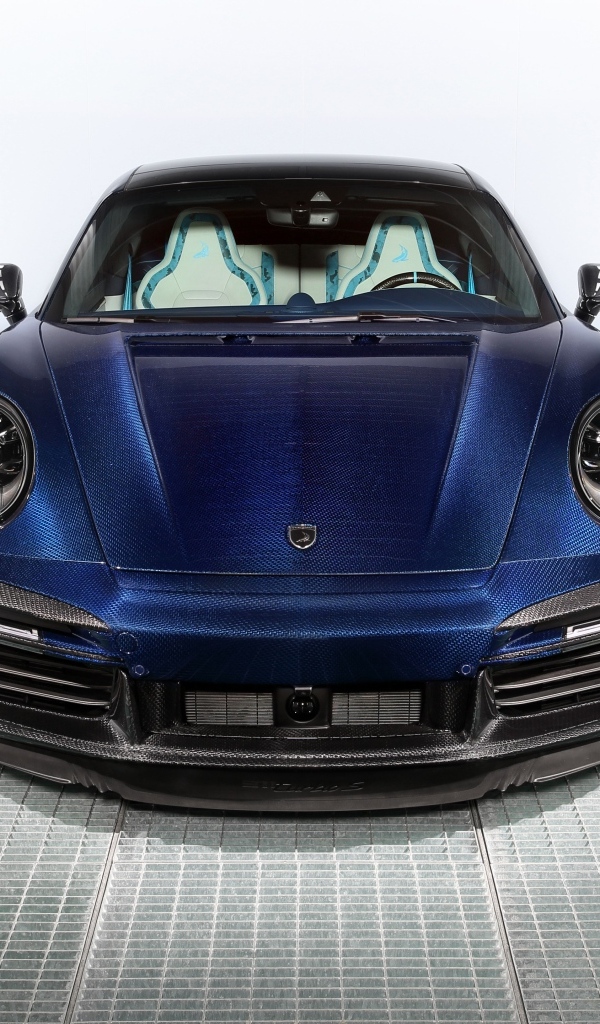 Синий автомобиль  Porsche 911 Turbo S Stinger GTR вид спереди