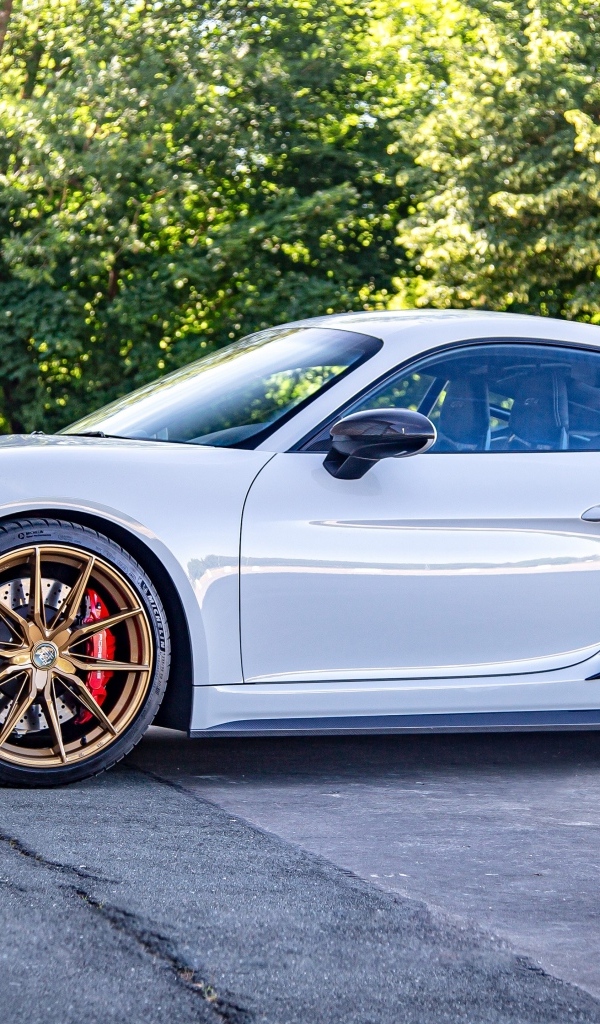 Автомобиль Porsche 718 Cayman GT4 вид сбоку