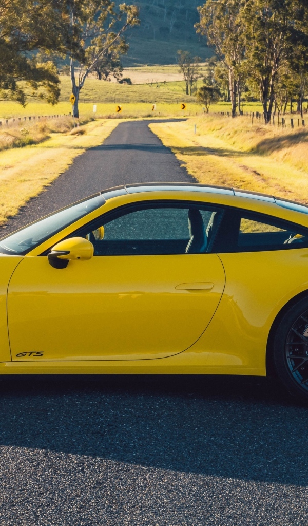 Автомобиль Porsche 911 Carrera GTS вид сбоку