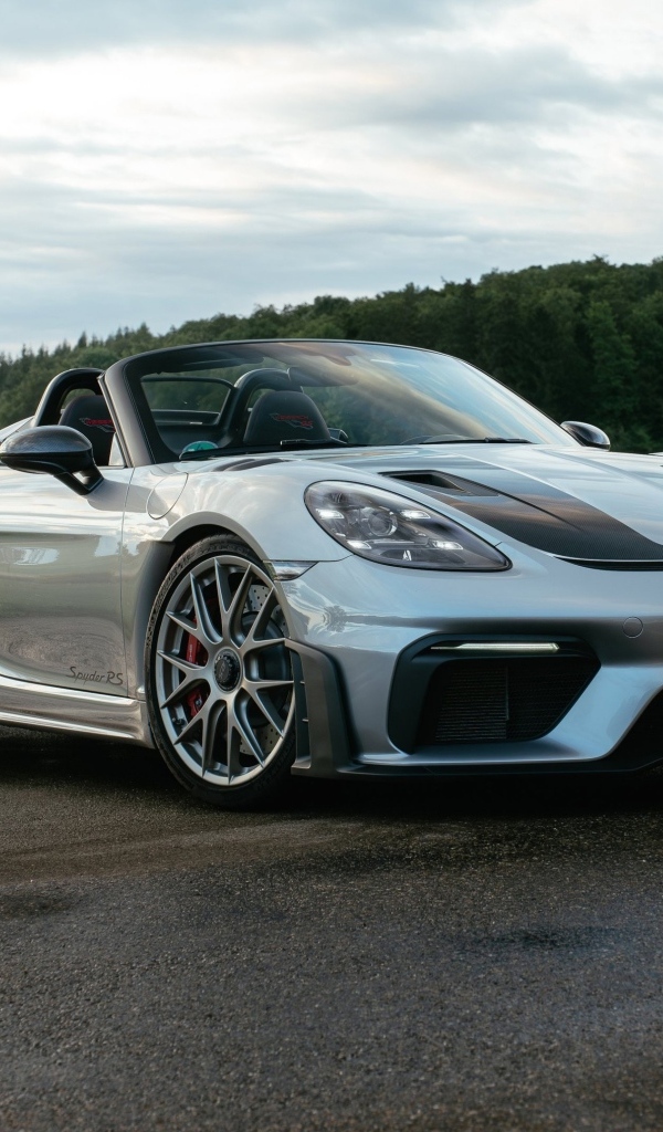 Быстрый Porsche 718 Spyder RS на мокрой дороге