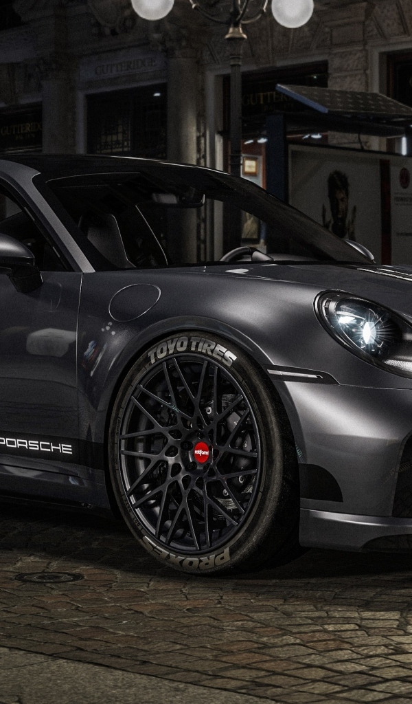 Быстрый автомобиль Porsche 911 Turbo S у здания