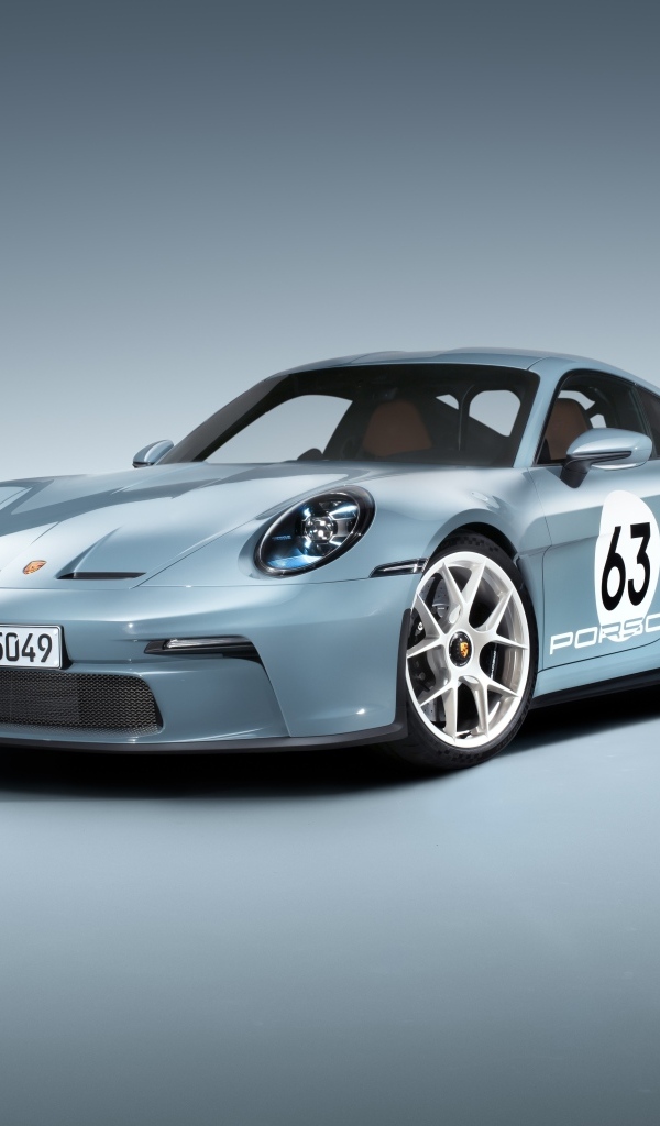 Вид спереди на автомобиль Porsche 911 ST Heritage Design Package 2023  годаэ