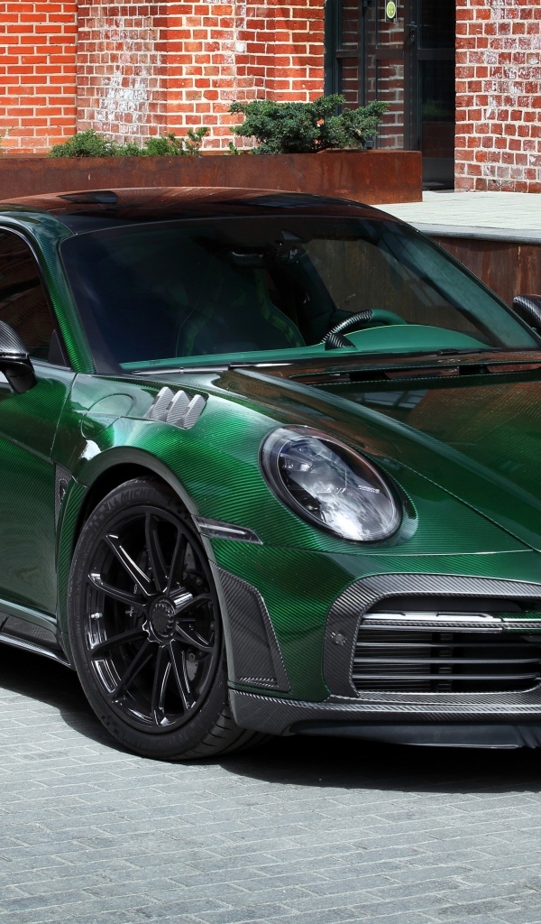 Зеленый автомобиль Porsche 911 Turbo S Stinger GTR Carbon