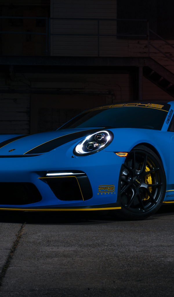 Автомобиль Porsche 911 GT3 RS в темной комнате