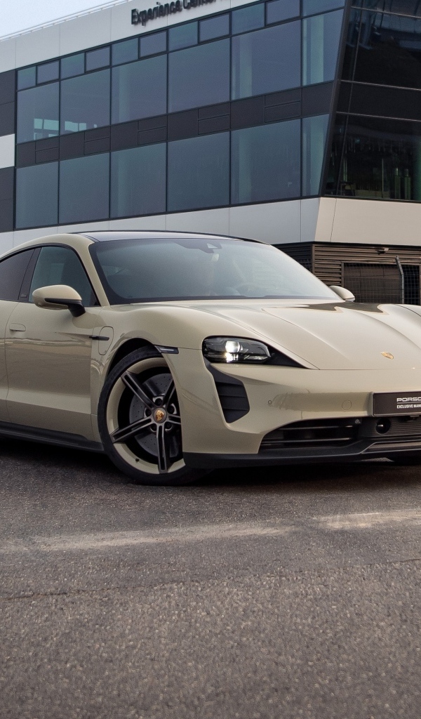 Автомобиль Porsche Taycan GTS у здания