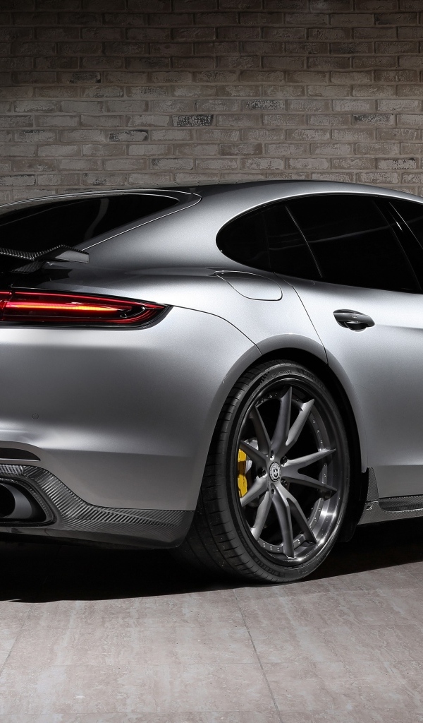 Вид сзади на автомобиль Porsche Panamera Turbo GT Edition 2023 года