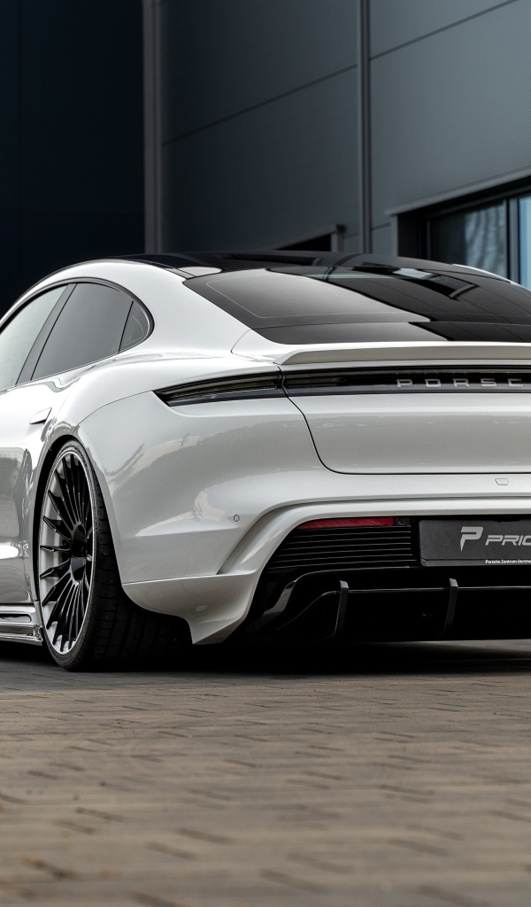 Вид сзади на автомобиль Porsche Taycan