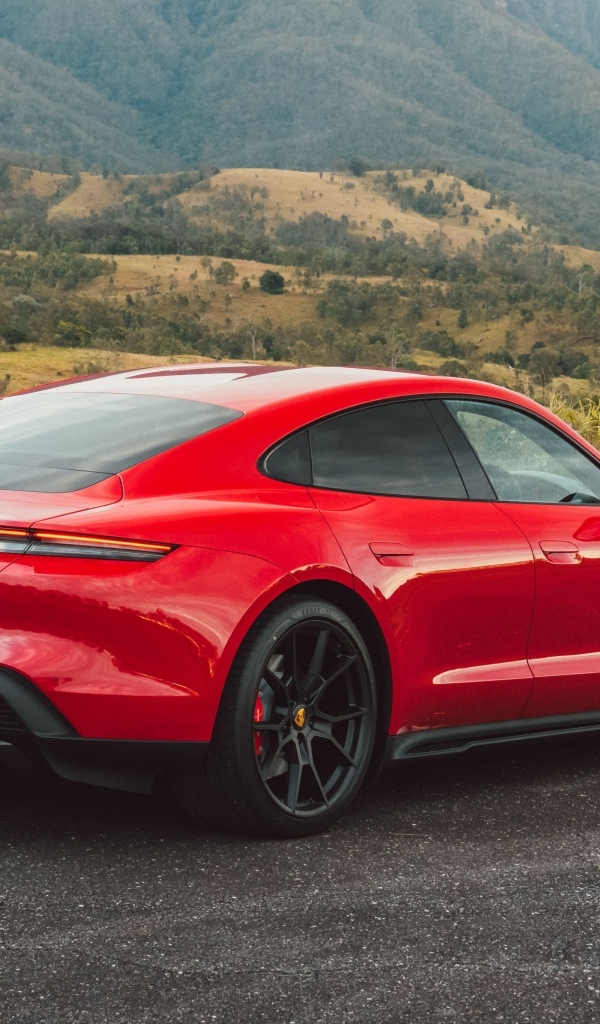 Красный автомобиль Porsche Taycan GTS вид сзади
