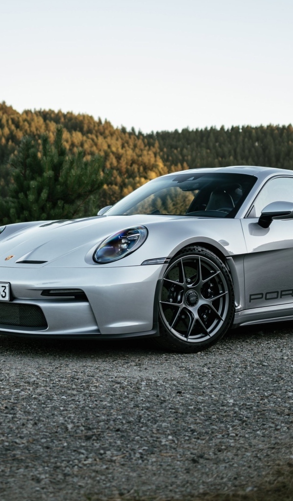 Серебристый автомобиль Porsche 911 ST 2023 года у воды