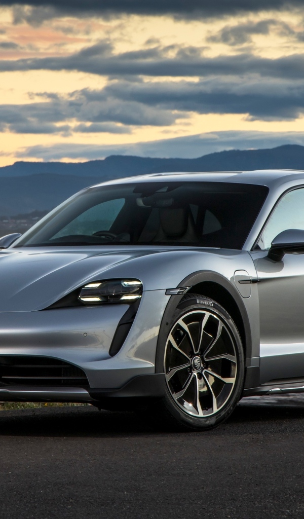 Серебристый Porsche Taycan 4 Cross Turismo у моря