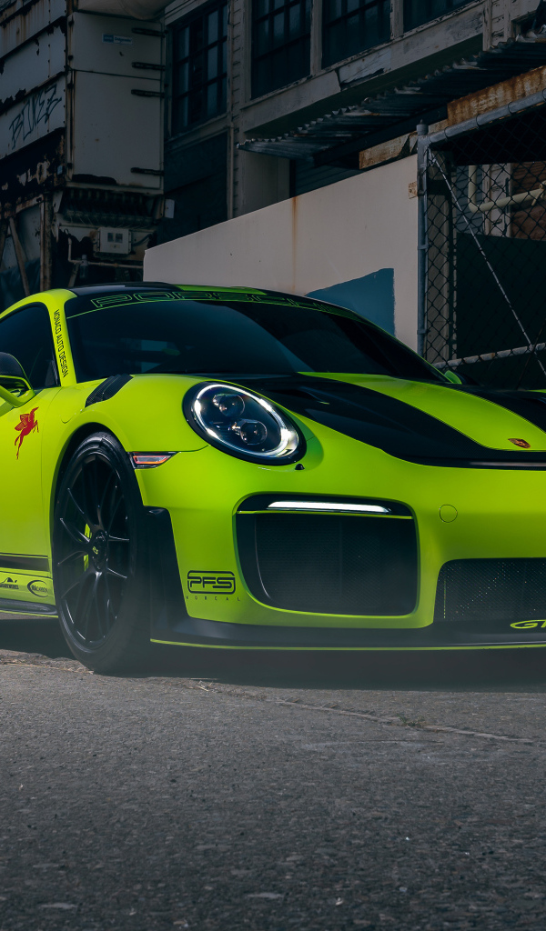 Спортивный автомобиль Porsche 911 GT2 RS салатового цвета