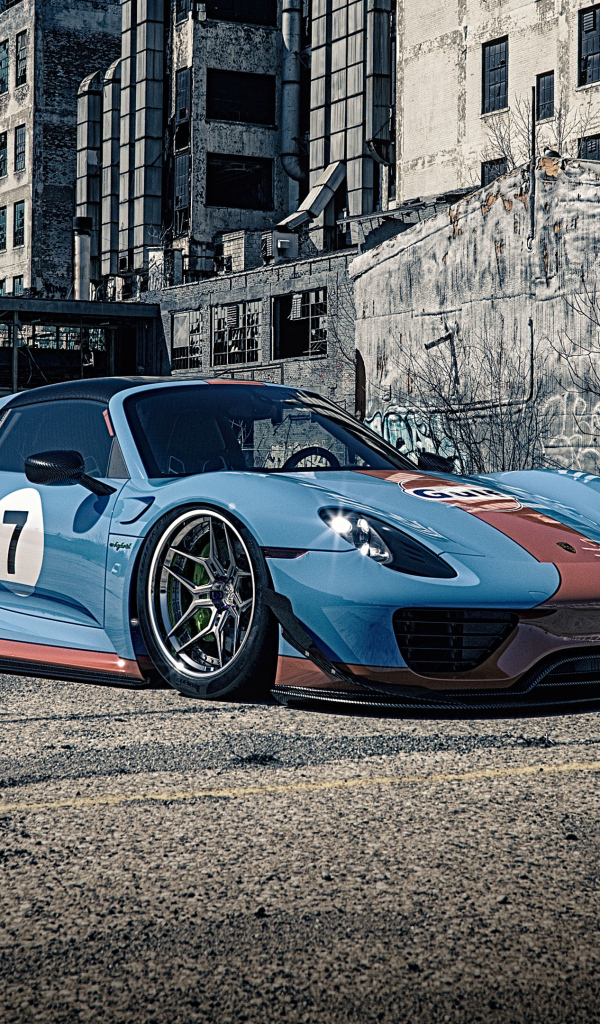 Спортивный автомобиль Porsche 918 Gulf у старого здания