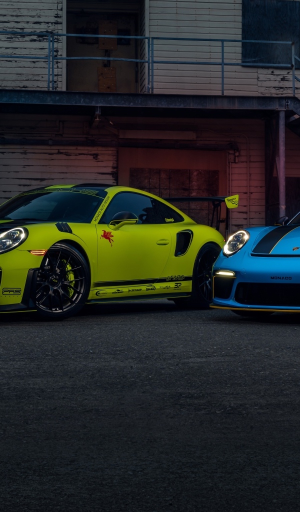 Два спортивных автомобиля Porsche 911 GT2 RS & GT3 RS