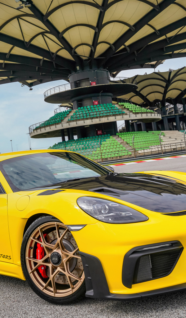 Желтый гоночный автомобиль Porsche 718 Cayman GT4 RS