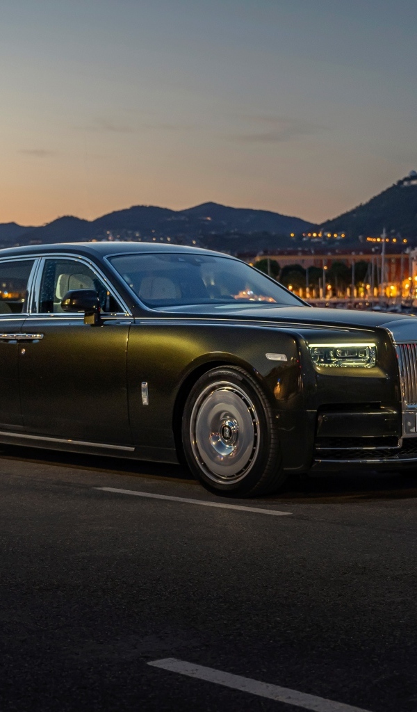 Автомобиль Rolls-Royce Phantom EWB 2022 года ночью