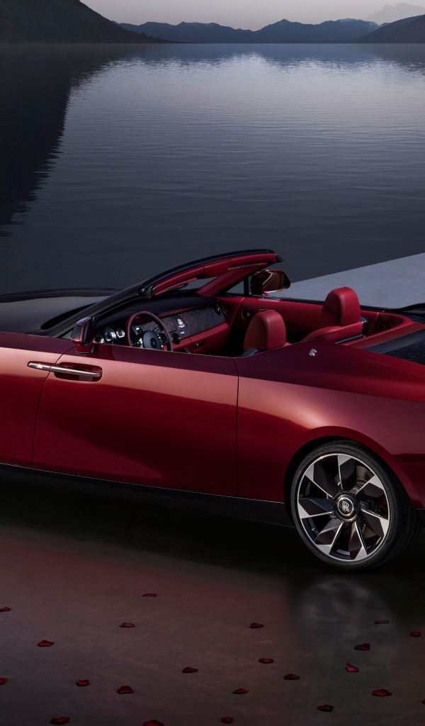 Кабриолет Rolls-Royce La Rose Noire Droptail 2023 года стоит у воды