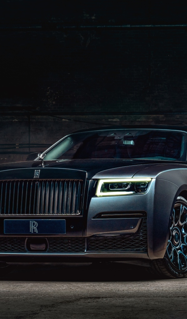Черный автомобиль Rolls-Royce Ghost