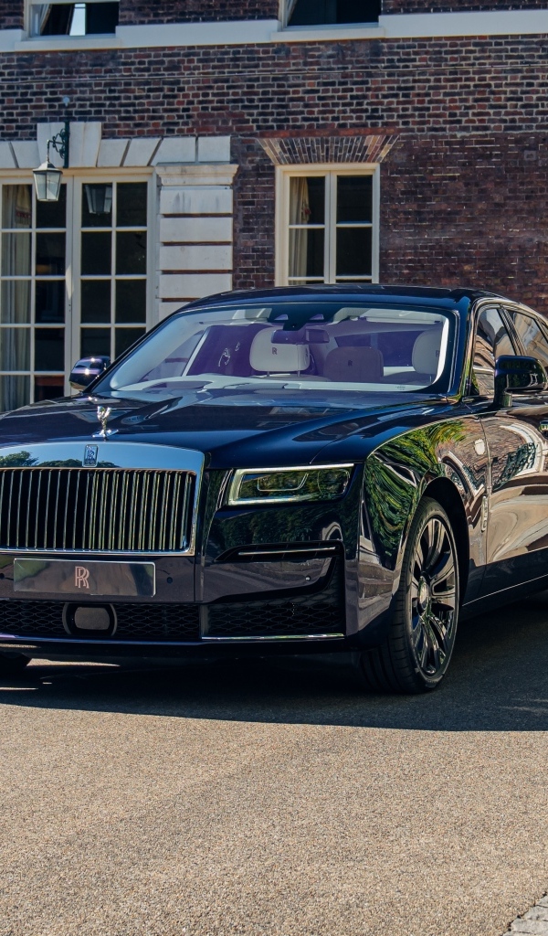 Черный автомобиль  Rolls-Royce Ghost у дома