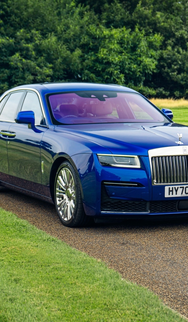 Синий дорогой автомобиль  Rolls-Royce Ghost