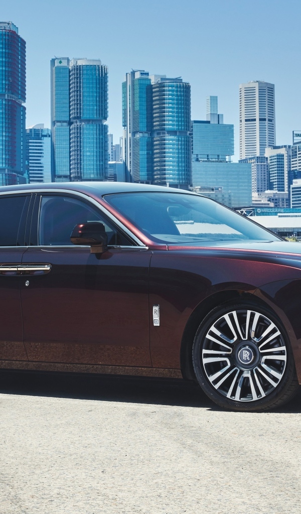 Дорогой автомобиль  Rolls-Royce Ghost на фоне небоскребов