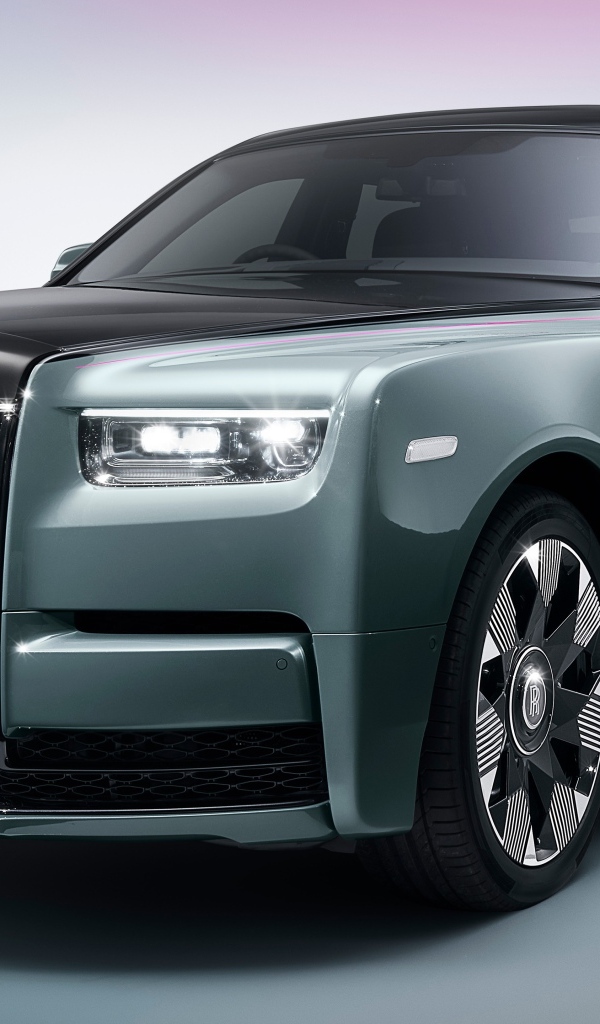 Дорогой автомобиль Rolls-Royce Phantom на сером фоне
