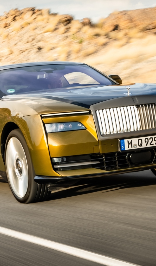 Дорогой автомобиль Rolls-Royce Spectre на трассе